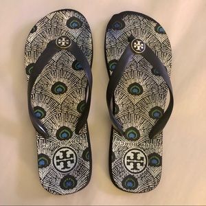 Tory Burch peacock print plastic flip flops 🦚